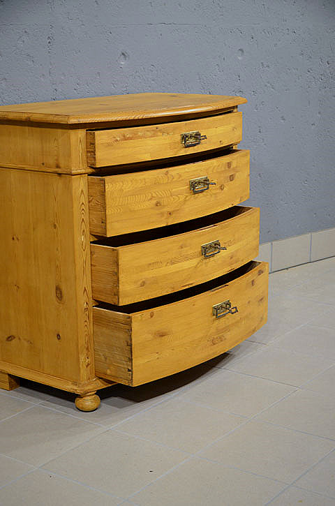 Geoeffnete Schubladen mit solider Verarbeitung an der restaurierten antiken Jugendstil Kommode aus massiver Kiefer. Wir liefern zuverl&auml;ssig, kosteng&uuml;nstig und pers&ouml;nlich &ndash; deutschlandweit bis in Ihr Zuhause. Nach Terminvereinbarung k&ouml;nnen Sie dieses M&ouml;belst&uuml;ck gerne in unserem M&ouml;bellager in Bargfeld-Stegen besichtigen.
