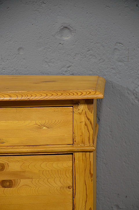 Detailansicht der Oberplatte der antiken restaurierten Kommode im Jugendstil mit schoener Holzstruktur und Honigton. Wir liefern zuverl&auml;ssig, kosteng&uuml;nstig und pers&ouml;nlich &ndash; deutschlandweit bis in Ihr Zuhause. Nach Terminvereinbarung k&ouml;nnen Sie dieses M&ouml;belst&uuml;ck gerne in unserem M&ouml;bellager in Bargfeld-Stegen besichtigen.