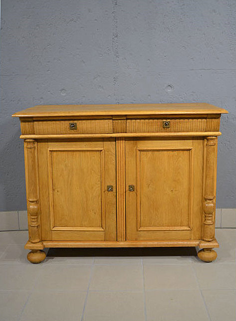 Antiker Halbschrank aus der Gruenderzeit um 1880 aus massiver Eiche in Frontansicht. Wir liefern zuverl&auml;ssig, kosteng&uuml;nstig und pers&ouml;nlich &ndash; deutschlandweit bis in Ihr Zuhause. Nach Terminvereinbarung Besichtigung im M&ouml;bellager in Bargfeld-Stegen m&ouml;glich.