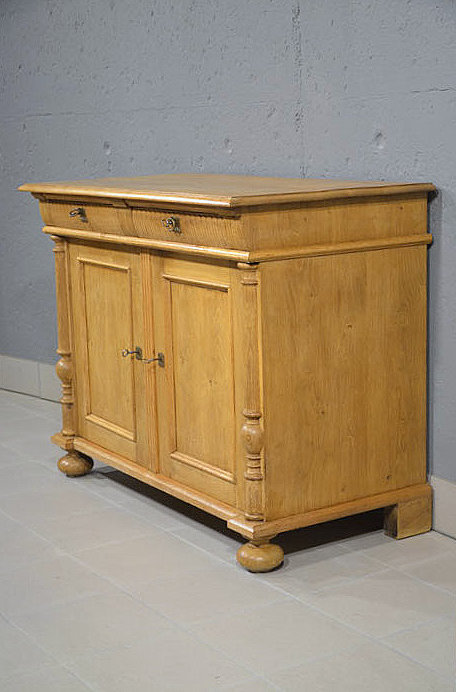 Rechte Seitenansicht des antiken Eiche-Halbschranks mit harmonischer Oberfl&auml;chenstruktur. Lieferung und Besichtigung nach Termin.