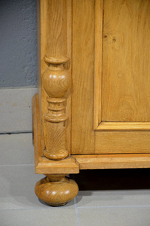 Sockelbereich des Halbschranks aus Eiche aus der Gruenderzeit. Pers&ouml;nliche Lieferung & Besichtigung.