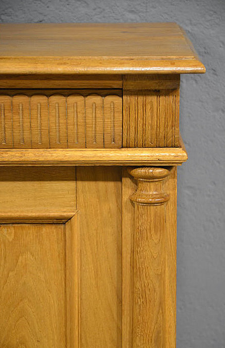 Detailansicht der Schubladen mit senkrechten Fr&auml;sungen aus der d&auml;nischen Gruenderzeit. Lieferung & Besichtigung nach Termin.