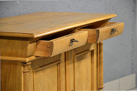 Ge&ouml;ffnete Schubladen des Halbschranks mit stabilem Innenbau. Lieferung & Besichtigung m&ouml;glich.