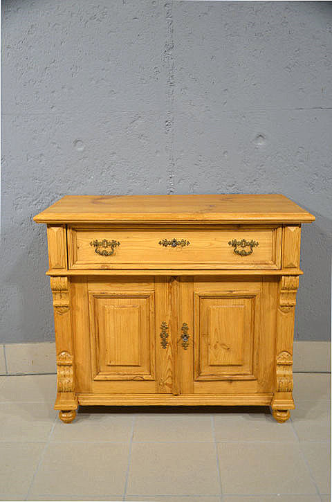 Antiker Halbschrank aus der Gr&uuml;nderzeit um 1880 aus massivem Kiefernholz, wohnfertig restauriert. Wir liefern zuverl&auml;ssig, kosteng&uuml;nstig und pers&ouml;nlich &ndash; deutschlandweit bis in Ihr Zuhause. Nach Terminvereinbarung k&ouml;nnen Sie dieses M&ouml;belst&uuml;ck gerne in unserem M&ouml;bellager in Bargfeld-Stegen besichtigen.