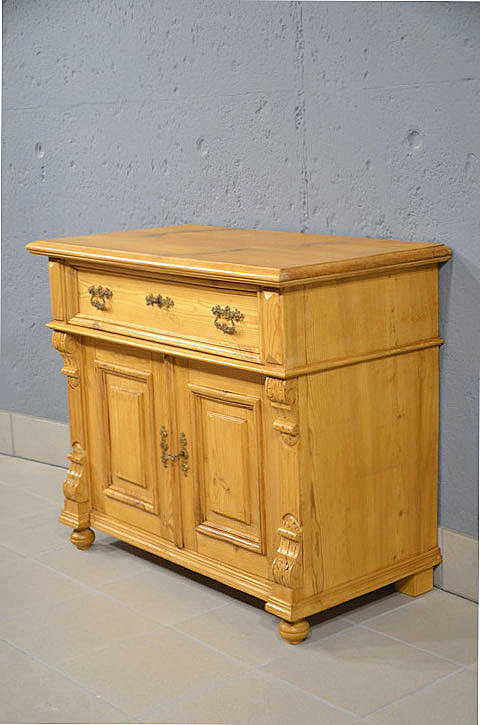 Rechte Seitenansicht des restaurierten antiken Halbschranks aus massivem Kiefernholz Gr&uuml;nderzeit. Wir liefern zuverl&auml;ssig, kosteng&uuml;nstig und pers&ouml;nlich &ndash; deutschlandweit bis in Ihr Zuhause. Nach Terminvereinbarung k&ouml;nnen Sie dieses M&ouml;belst&uuml;ck gerne in unserem M&ouml;bellager in Bargfeld-Stegen besichtigen.