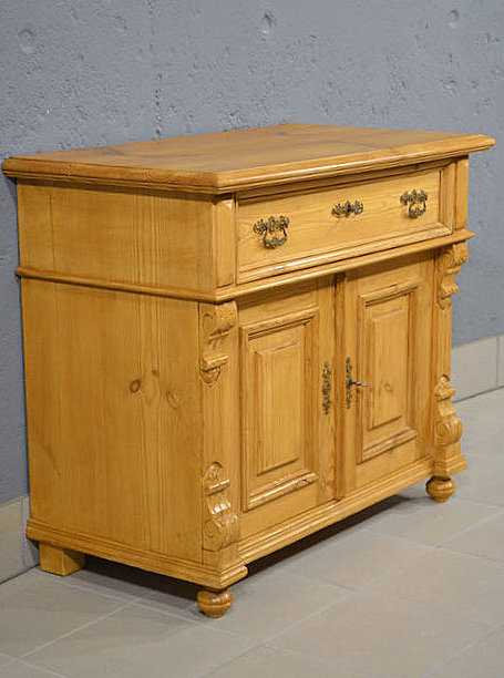 Linke Seitenansicht des antiken Gr&uuml;nderzeit Halbschranks aus massivem Kiefernholz mit gewachster Oberfl&auml;che. Wir liefern zuverl&auml;ssig, kosteng&uuml;nstig und pers&ouml;nlich &ndash; deutschlandweit bis in Ihr Zuhause. Nach Terminvereinbarung k&ouml;nnen Sie dieses M&ouml;belst&uuml;ck gerne in unserem M&ouml;bellager in Bargfeld-Stegen besichtigen