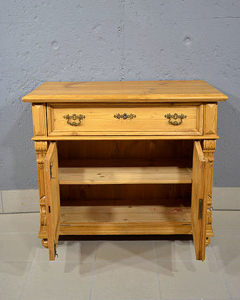 Innenansicht des antiken Halbschranks mit durchgehendem Einlegeboden &uuml;ber die gesamte Breite. Wir liefern zuverl&auml;ssig, kosteng&uuml;nstig und pers&ouml;nlich &ndash; deutschlandweit bis in Ihr Zuhause. Nach Terminvereinbarung k&ouml;nnen Sie dieses M&ouml;belst&uuml;ck gerne in unserem M&ouml;bellager in Bargfeld-Stegen besichtigen.