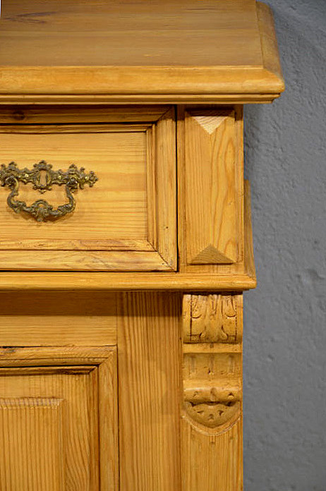 Detailansicht der oberen Partie mit dekorativen Gestaltungselementen der Gr&uuml;nderzeit. Wir liefern zuverl&auml;ssig, kosteng&uuml;nstig und pers&ouml;nlich &ndash; deutschlandweit bis in Ihr Zuhause. Nach Terminvereinbarung k&ouml;nnen Sie dieses M&ouml;belst&uuml;ck gerne in unserem M&ouml;bellager in Bargfeld-Stegen besichtigen.