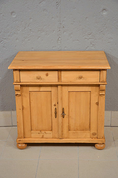 Antiker Halbschrank aus der Gr&uuml;nderzeit um 1880 aus massiver Kiefer in wohnfertig restauriertem Zustand mit zwei Schubladen und Schrankbereich.