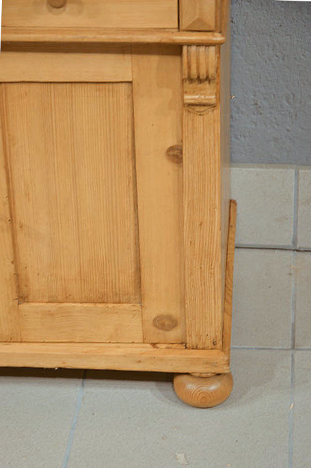 Sockelansicht des kleinen Gr&uuml;nderzeit-Halbschranks aus massiver Kiefer mit stabilem Stand und schlichter Gestaltung.