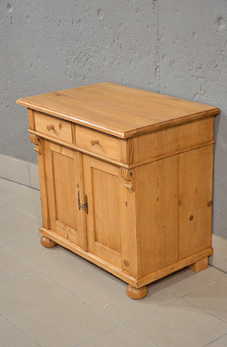 Rechte Seitenansicht des restaurierten Gr&uuml;nderzeit-Halbschranks aus massiver Kiefer mit einer Tiefe von 49 cm.