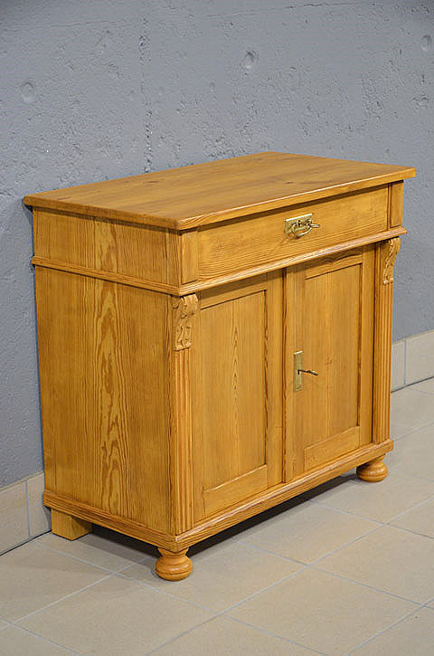 Linke Seitenansicht der antiken Kommode aus massiver Kiefer mit kompakten Ma&szlig;en von 81 x 85 x 46 cm