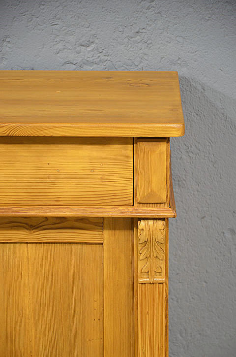 Detail der Deckplatte der wohnfertig restaurierten Gr&uuml;nderzeit-Kommode aus massivem gewachstem Kiefernholz
