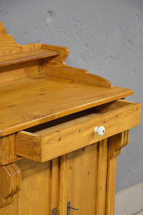 Schr&auml;gansicht der nur 70 cm breiten antiken Kommode mit Reling, ideal als platzsparendes Beistellm&ouml;bel