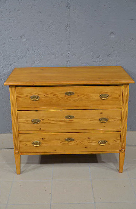 Antike Biedermeier Kommode um 1840 aus massiver Kiefer mit drei Schubladen und charakteristischen Spitzbeinen