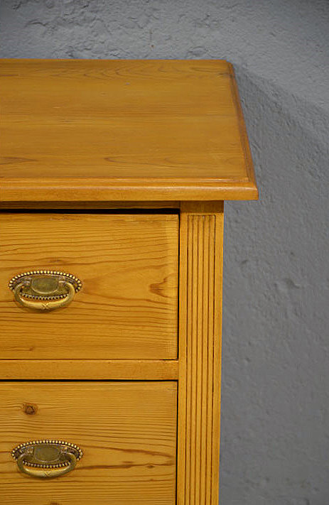 Detail der Deckplatte der wohnfertig restaurierten Biedermeier Kommode aus massivem gewachstem Kiefernholz