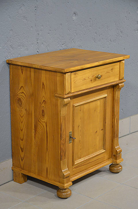 Linke Seitenansicht der kleinen antiken Kommode aus massiver Kiefer mit kompakten Ma&szlig;en von 82 x 85 x 48 cm