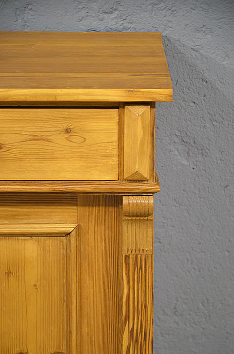 Detail der Deckplatte der wohnfertig restaurierten Kommode aus massivem Kiefernholz