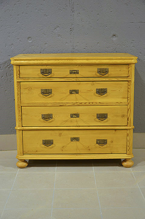 Frontansicht einer antiken Gruenderzeit Kommode aus Daenemark um 1880 mit vier Schubladen aus massiver Kiefer in warmem Honigton. Wir liefern zuverl&auml;ssig, kosteng&uuml;nstig und pers&ouml;nlich &ndash; deutschlandweit bis in Ihr Zuhause. Nach Terminvereinbarung k&ouml;nnen Sie dieses Moebelstueck gerne in unserem Moebellager in Bargfeld-Stegen besichtigen.