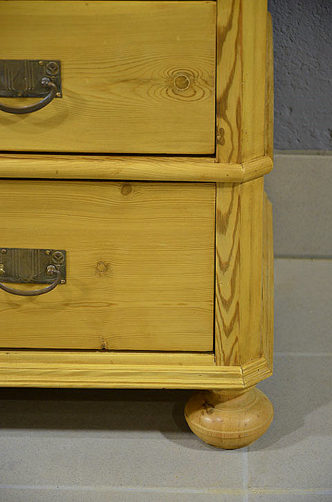 Rechte Seitenansicht der restaurierten Gruenderzeit Kommode aus Kiefernholz ohne Applikationen. Wir liefern zuverl&auml;ssig, kosteng&uuml;nstig und pers&ouml;nlich &ndash; deutschlandweit bis in Ihr Zuhause. Nach Terminvereinbarung k&ouml;nnen Sie dieses Moebelstueck gerne in unserem Moebellager in Bargfeld-Stegen besichtigen.