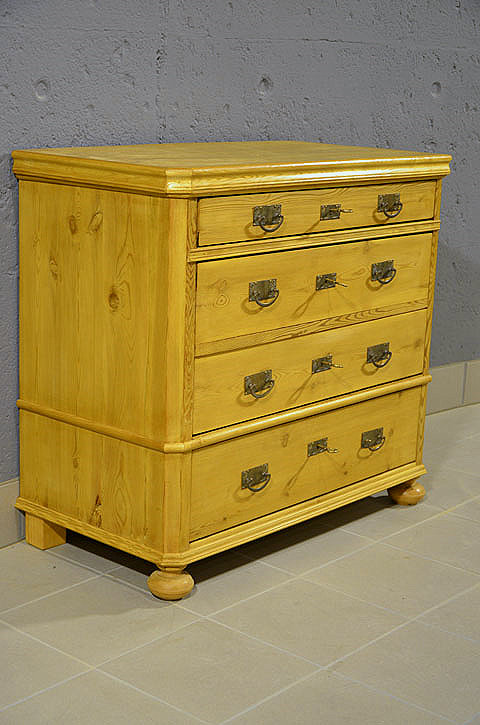 Mehrere geoeffnete Schubladen der antiken Kommode aus massiver Kiefer mit solider handwerklicher Verarbeitung. Wir liefern zuverl&auml;ssig, kosteng&uuml;nstig und pers&ouml;nlich &ndash; deutschlandweit bis in Ihr Zuhause. Nach Terminvereinbarung k&ouml;nnen Sie dieses Moebelstueck gerne in unserem Moebellager in Bargfeld-Stegen besichtigen.