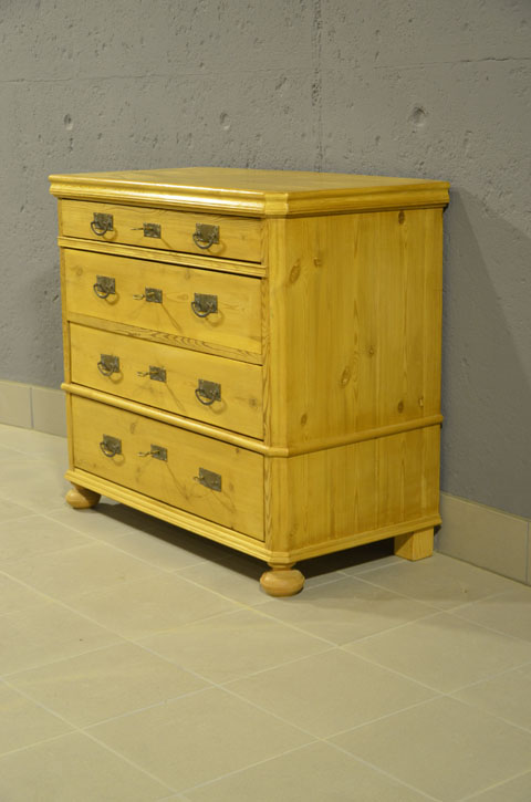 Detailansicht des oberen Bereichs der antiken Kommode mit fein gearbeiteter Hohlkehle und harmonischem Abschluss der Deckelplatte. Wir liefern zuverl&auml;ssig, kosteng&uuml;nstig und pers&ouml;nlich &ndash; deutschlandweit bis in Ihr Zuhause. Nach Terminvereinbarung k&ouml;nnen Sie dieses Moebelstueck gerne in unserem Moebellager in Bargfeld-Stegen besichtigen.