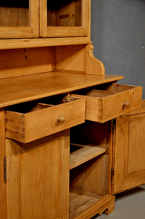 Zwei nebeneinanderliegende, gezapfte Schubladen mit schlichten Holzknöpfen, handwerklich gefertigt – ein charakteristisches Qualitätsmerkmal der Biedermeierzeit.