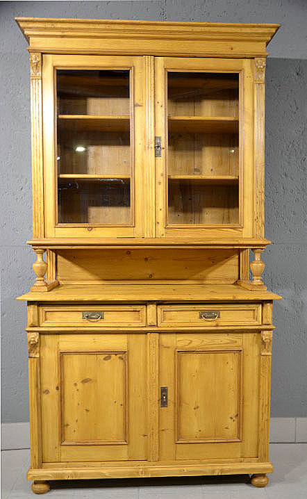 Antiker Kuechenschrank aus der Gruenderzeit um 1880 aus massivem Kiefernholz restauriert zweiteilig mit verglasten Tueren Saeulen und offenem Mittelfach. Wir liefern zuverl&auml;ssig, kosteng&uuml;nstig und pers&ouml;nlich &ndash; deutschlandweit bis in Ihr Zuhause. Nach Terminvereinbarung k&ouml;nnen Sie dieses M&ouml;belst&uuml;ck gerne in unserem M&ouml;bellager in Bargfeld-Stegen besichtigen