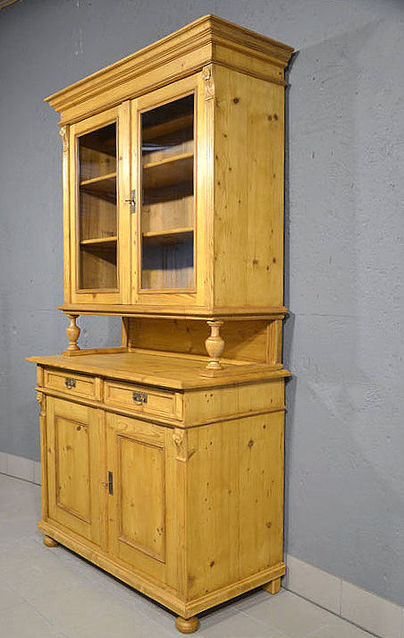 Rechte Seitenansicht des restaurierten Gruenderzeit Kuechenschrankes mit schoener Holzstruktur und klarer Form. Wir liefern zuverl&auml;ssig, kosteng&uuml;nstig und pers&ouml;nlich &ndash; deutschlandweit bis in Ihr Zuhause. Nach Terminvereinbarung k&ouml;nnen Sie dieses M&ouml;belst&uuml;ck gerne in unserem M&ouml;bellager in Bargfeld-Stegen besichtigen