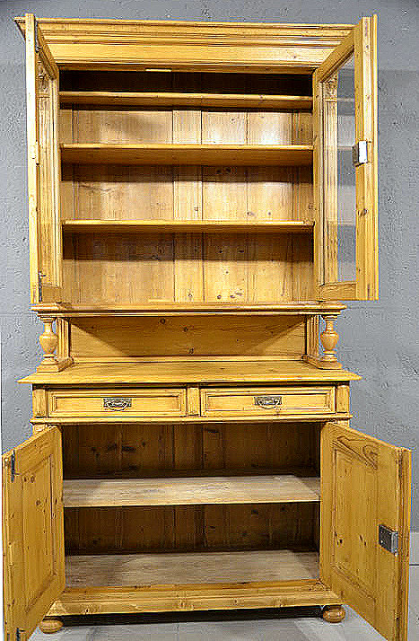 Innenansicht des Oberteils mit zwei Einlegeboeden hinter verglasten Tueren fuer Geschirr und Glaeser. Wir liefern zuverl&auml;ssig, kosteng&uuml;nstig und pers&ouml;nlich &ndash; deutschlandweit bis in Ihr Zuhause. Nach Terminvereinbarung k&ouml;nnen Sie dieses M&ouml;belst&uuml;ck gerne in unserem M&ouml;bellager in Bargfeld-Stegen besichtigen