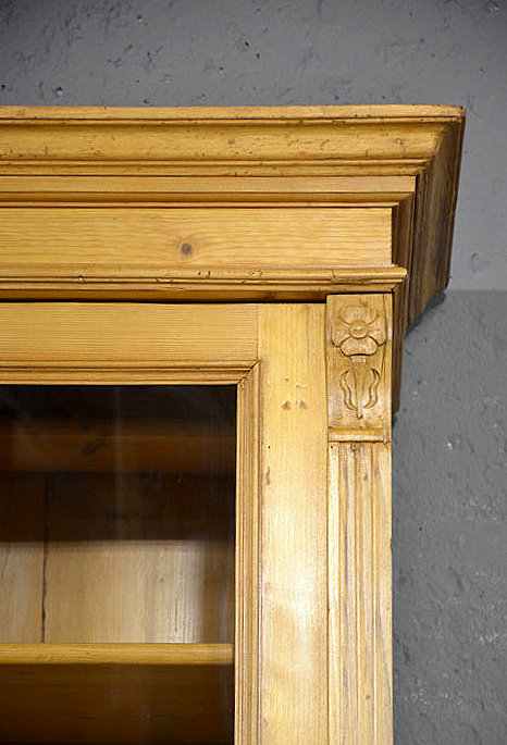 Detail der Kranzleiste mit floraler Verzierung. Wir liefern zuverl&auml;ssig, kosteng&uuml;nstig und pers&ouml;nlich &ndash; deutschlandweit bis in Ihr Zuhause. Nach Terminvereinbarung k&ouml;nnen Sie dieses M&ouml;belst&uuml;ck gerne in unserem M&ouml;bellager in Bargfeld-Stegen besichtigen