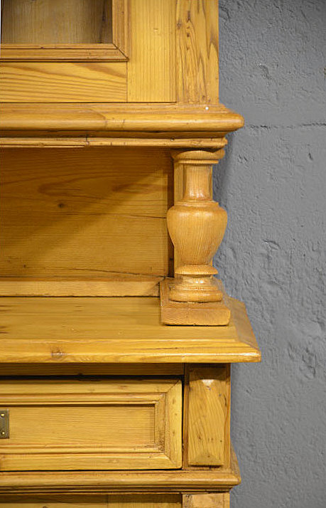 Detail der gedrechselten Saeulen im Frontbereich als dekoratives Element der Gruenderzeit. Wir liefern zuverl&auml;ssig, kosteng&uuml;nstig und pers&ouml;nlich &ndash; deutschlandweit bis in Ihr Zuhause. Nach Terminvereinbarung k&ouml;nnen Sie dieses M&ouml;belst&uuml;ck gerne in unserem M&ouml;bellager in Bargfeld-Stegen besichtigen
