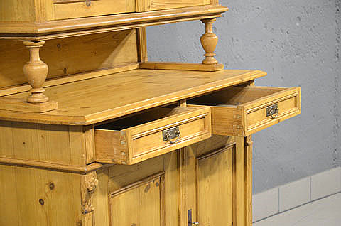 Schraegansicht des zweiteiligen Kuechenschrankes zur Darstellung der Tiefe und Proportionen. Wir liefern zuverl&auml;ssig, kosteng&uuml;nstig und pers&ouml;nlich &ndash; deutschlandweit bis in Ihr Zuhause. Nach Terminvereinbarung k&ouml;nnen Sie dieses M&ouml;belst&uuml;ck gerne in unserem M&ouml;bellager in Bargfeld-Stegen besichtigen