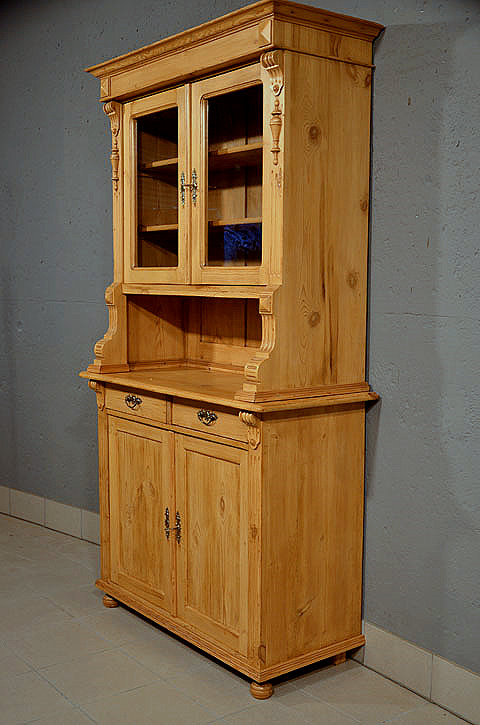 Rechte Seitenansicht des antiken Gründerzeit-Küchenschranks, fachmännisch restauriert im Honigton.