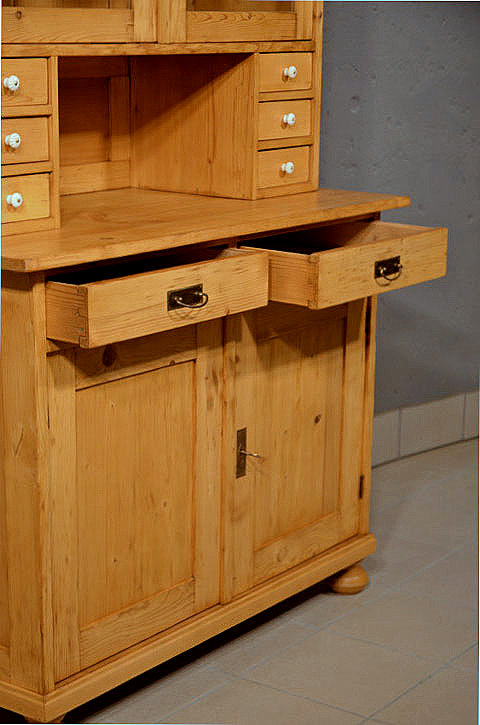 Geöffnete Schubladen im Unterteil mit Messinggriff und gezapfter Verbindung, solide Restaurierung.