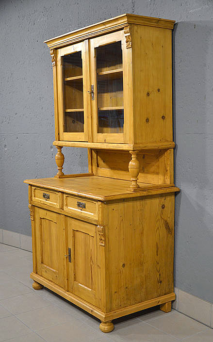 Rechte Seitenansicht des restaurierten Gruenderzeit Kuechenschrankes mit schoener Holzstruktur und klarer Formgebung. Wir liefern zuverl&auml;ssig, kosteng&uuml;nstig und pers&ouml;nlich &ndash; deutschlandweit bis in Ihr Zuhause. Nach Terminvereinbarung k&ouml;nnen Sie dieses M&ouml;belst&uuml;ck gerne in unserem M&ouml;bellager in Bargfeld-Stegen besichtigen