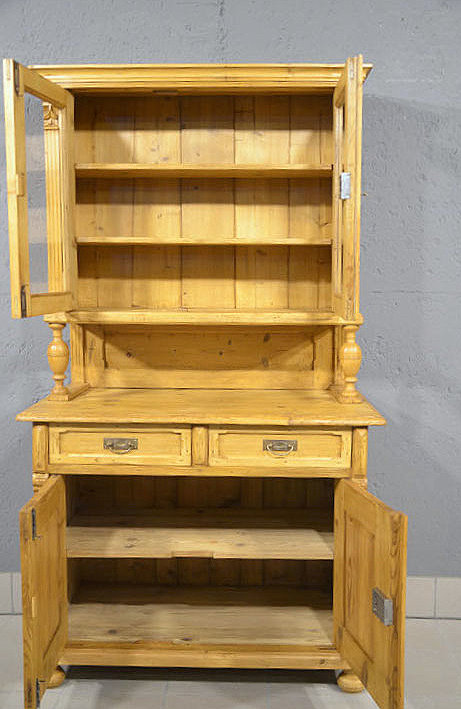 Innenansicht des Oberteils mit zwei Einlegeboeden hinter verglasten Tueren fuer Geschirr und Glaeser. Wir liefern zuverl&auml;ssig, kosteng&uuml;nstig und pers&ouml;nlich &ndash; deutschlandweit bis in Ihr Zuhause. Nach Terminvereinbarung k&ouml;nnen Sie dieses M&ouml;belst&uuml;ck gerne in unserem M&ouml;bellager in Bargfeld-Stegen besichtigen