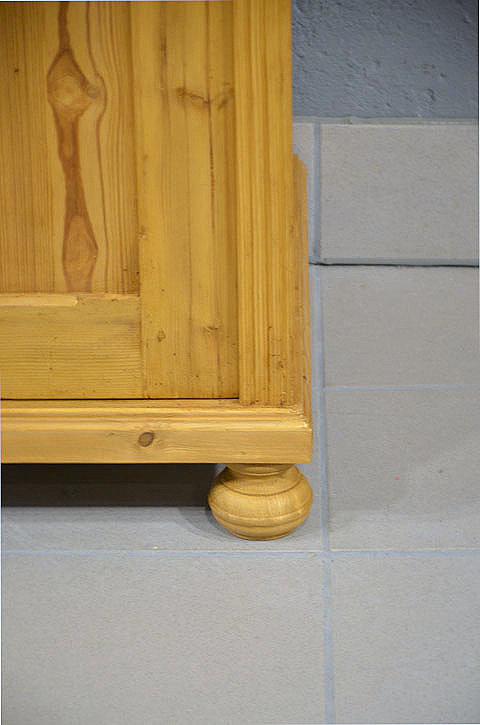 Sockelansicht des Kuechenschrankes mit stabilem Stand und massiver Ausfuehrung. Wir liefern zuverl&auml;ssig, kosteng&uuml;nstig und pers&ouml;nlich &ndash; deutschlandweit bis in Ihr Zuhause. Nach Terminvereinbarung k&ouml;nnen Sie dieses M&ouml;belst&uuml;ck gerne in unserem M&ouml;bellager in Bargfeld-Stegen besichtigen