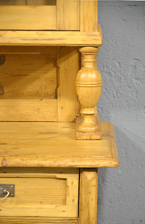  Sockelansicht des Kuechenschrankes mit stabilem Stand und massiver Ausfuehrung. Wir liefern zuverl&auml;ssig, kosteng&uuml;nstig und pers&ouml;nlich &ndash; deutschlandweit bis in Ihr Zuhause. Nach Terminvereinbarung k&ouml;nnen Sie dieses M&ouml;belst&uuml;ck gerne in unserem M&ouml;bellager in Bargfeld-Stegen besichtigen