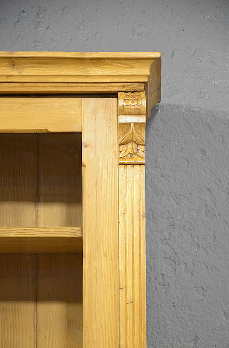 Detail des oberen Abschlusses mit dekorativer Gestaltung und stiltypischem Kranzprofil. Wir liefern zuverl&auml;ssig, kosteng&uuml;nstig und pers&ouml;nlich &ndash; deutschlandweit bis in Ihr Zuhause. Nach Terminvereinbarung k&ouml;nnen Sie dieses M&ouml;belst&uuml;ck gerne in unserem M&ouml;bellager in Bargfeld-Stegen besichtigen