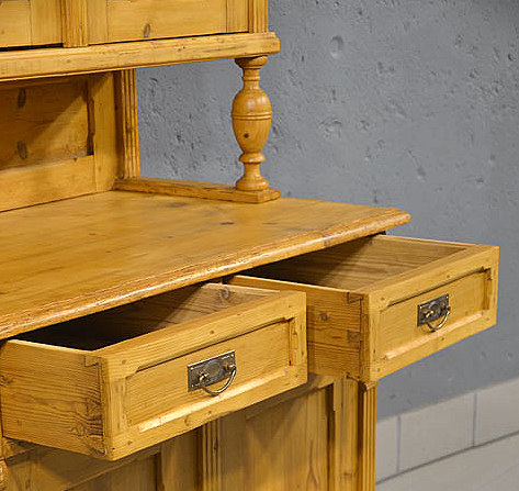 Schraegansicht des zierlichen Kuechenschrankes aus der Gruenderzeit um 1880 zur Darstellung der Proportionen und der Tiefe von 59 cm. Wir liefern zuverl&auml;ssig, kosteng&uuml;nstig und pers&ouml;nlich &ndash; deutschlandweit bis in Ihr Zuhause. Nach Terminvereinbarung k&ouml;nnen Sie dieses M&ouml;belst&uuml;ck gerne in unserem M&ouml;bellager in Bargfeld-Stegen besichtigen