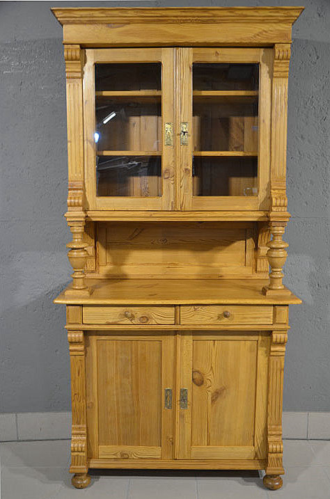 Antiker 2-teiliger Gr&uuml;nderzeit-K&uuml;chenschrank um 1880 aus massiver Kiefer mit Glast&uuml;ren und gedrechselten S&auml;ulen