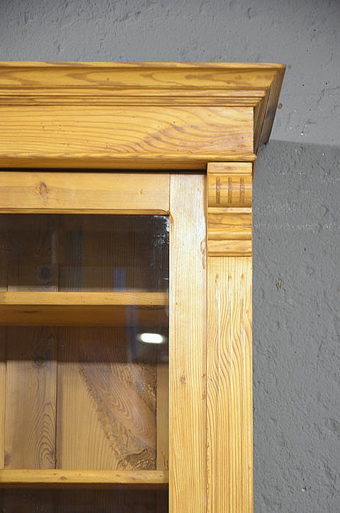 Detailansicht der Kranzleiste am Oberschrank des antiken Gr&uuml;nderzeit-K&uuml;chenschrankes aus massiver Kiefer