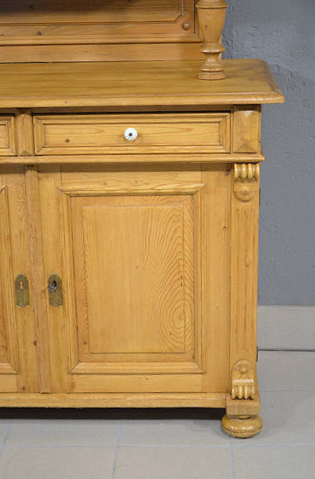  Zwei nebeneinanderliegende Schubladen des Gr&uuml;nderzeit-K&uuml;chenschranks mit feinen Porzellankn&ouml;pfen