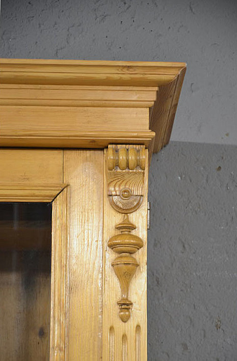 Detail oben rechts am antiken K&uuml;chenschrank mit Ausschnitt von Glast&uuml;r und oberem Kranz aus massiver Kiefer
