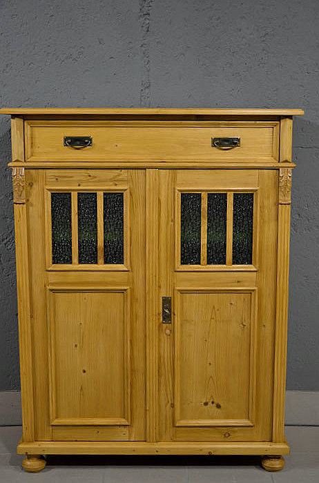 Vertiko im Gründerzeitstil, hochwertiger Nachbau aus altem Kiefernholz, handgefertigt und honigfarben gewachst, mit Strukturglas-Türen und Schublade, Besichtigung im Möbellager Bargfeld-Stegen, persönliche Lieferung deutschlandweit