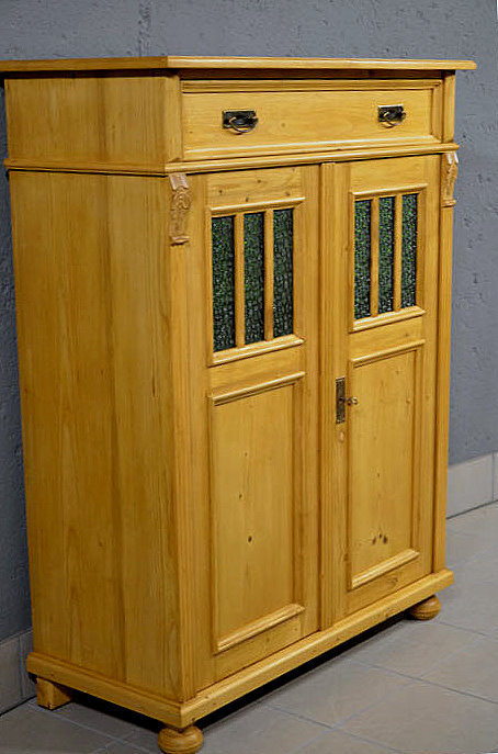 Linke Seitenansicht des Gründerzeit Vertikos aus alter massiver Kiefer, feine Handarbeit mit gewachster Oberfläche