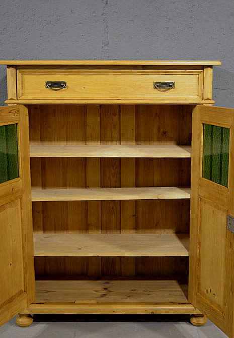 Innenansicht mit drei durchgehenden Einlegeböden, sauber verarbeitet aus massivem Kiefernholz