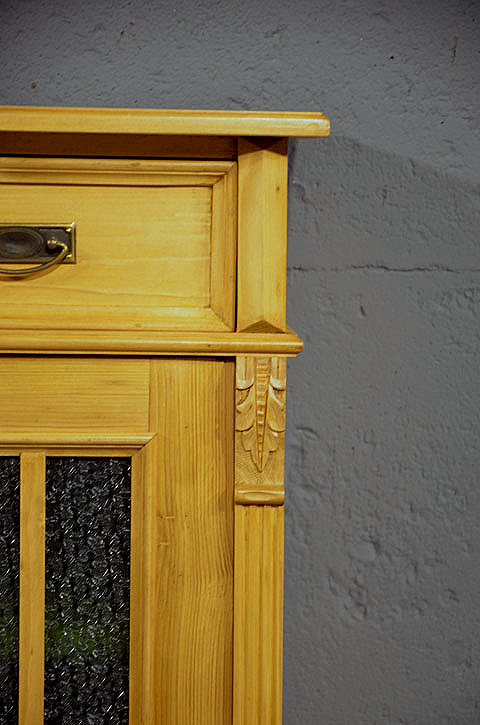 Detail der Türen mit grünem Strukturglas und senkrechten Holzstreben, typisches Merkmal der Gründerzeit