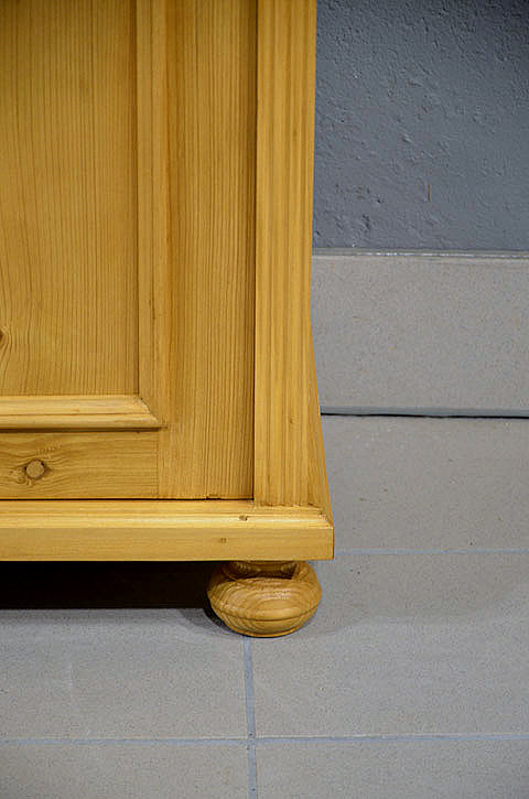 Sockelpartie des Vertikos aus alter Kiefer, sorgfältig gefertigt und gewachst